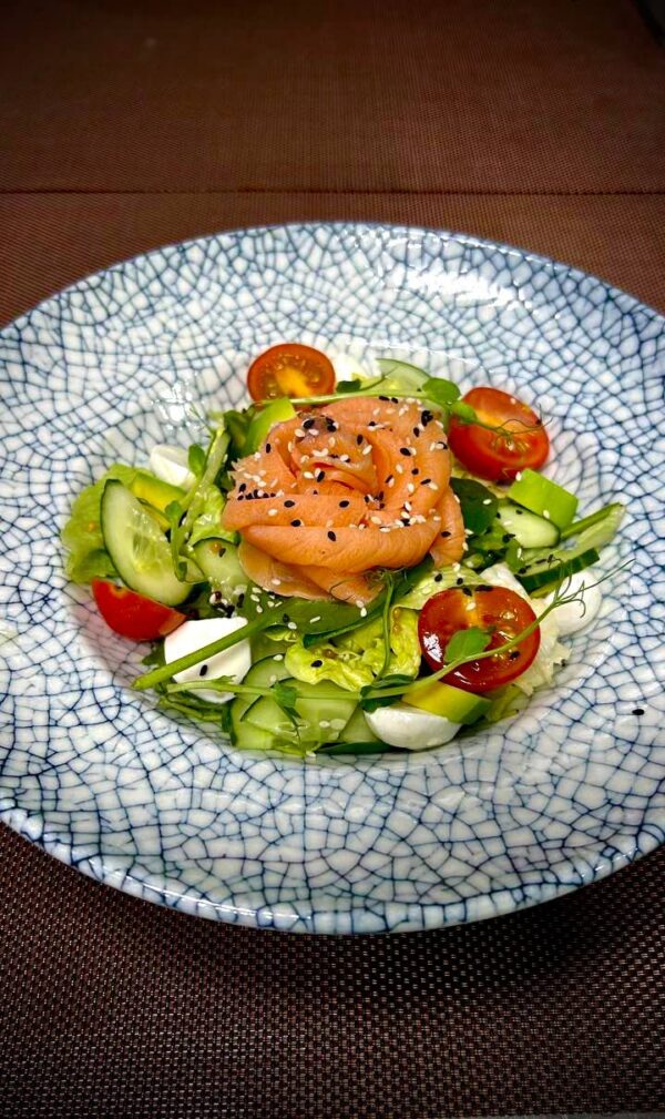Salad with salmon and avocado