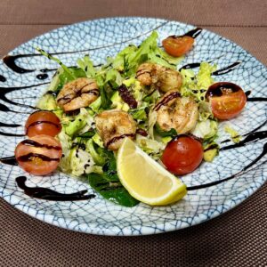 Fried tiger prawns with lettuce